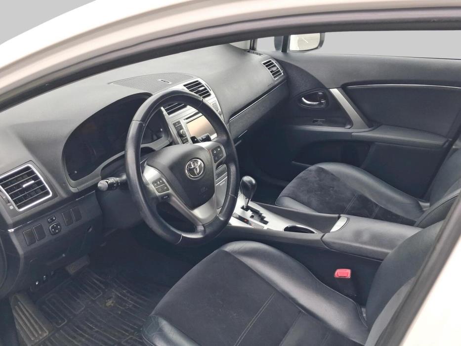 TOYOTA Avensis 2013