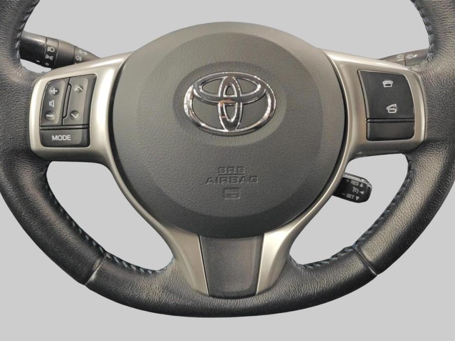 TOYOTA Yaris 2013