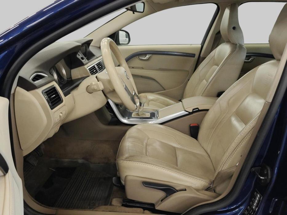 VOLVO V70 2011