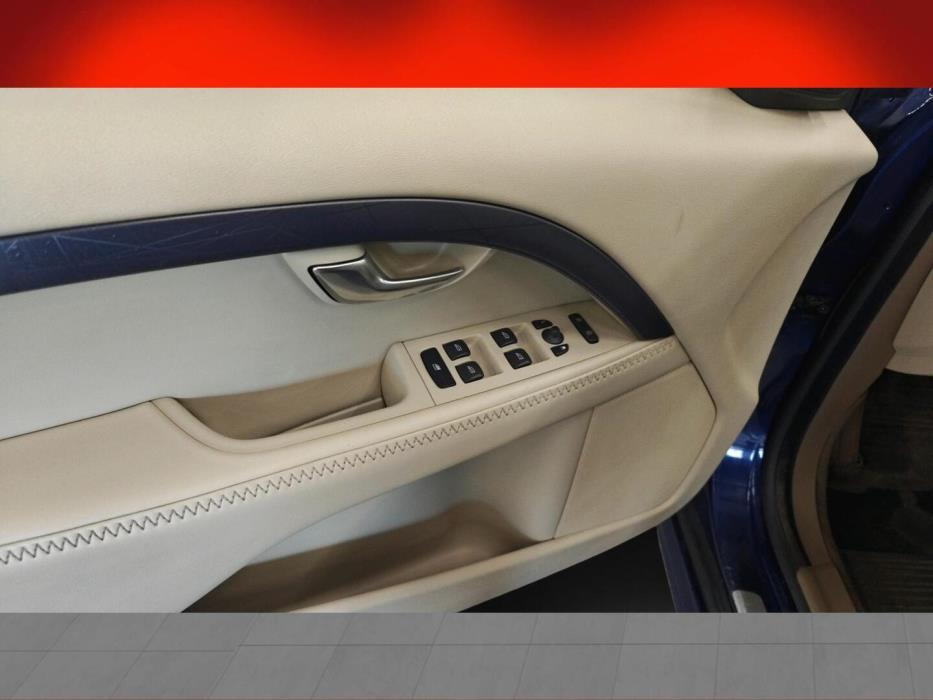 VOLVO V70 2011