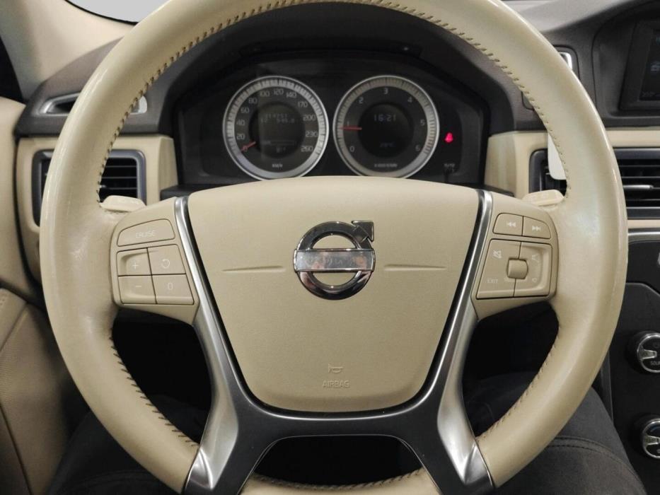 VOLVO V70 2011