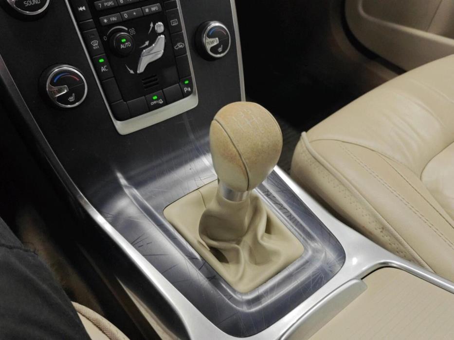 VOLVO V70 2011