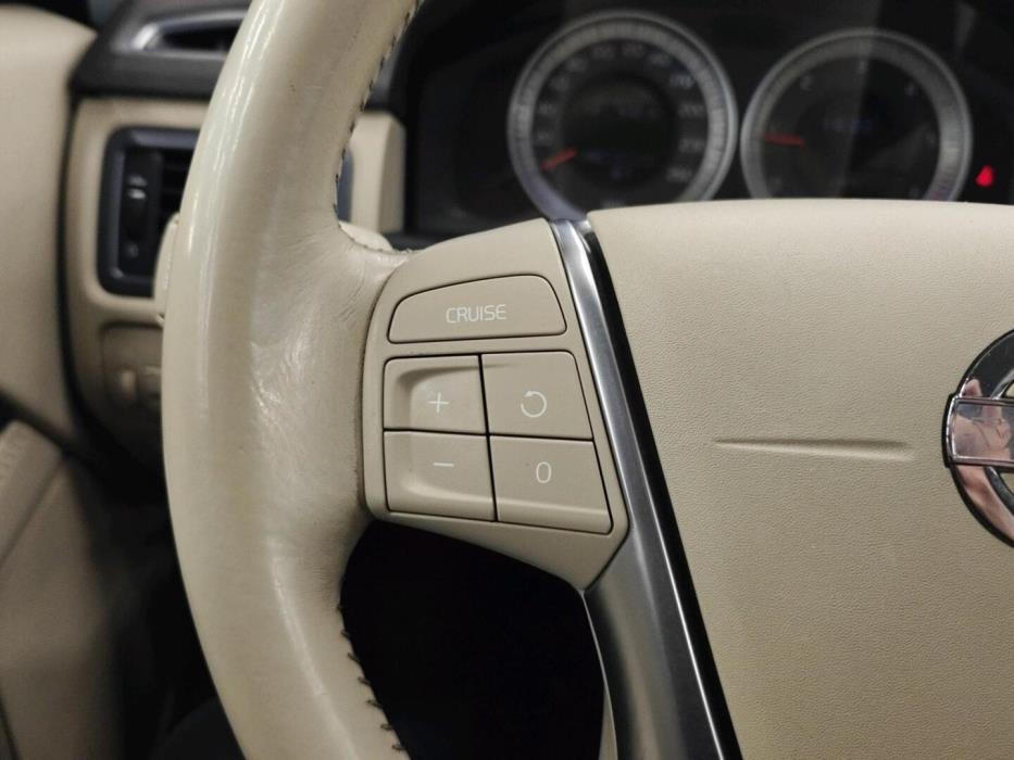 VOLVO V70 2011