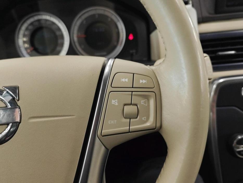 VOLVO V70 2011