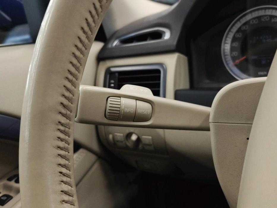 VOLVO V70 2011
