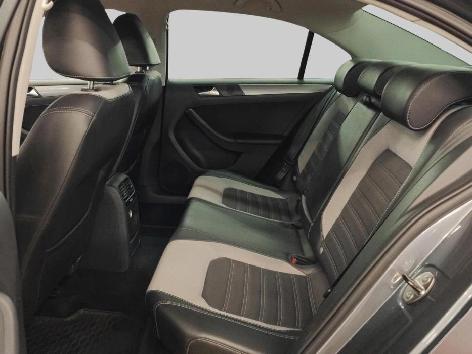 VOLKSWAGEN Jetta 2011