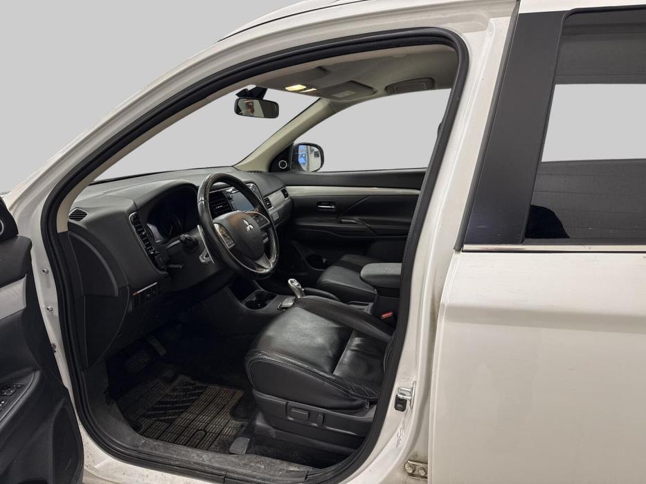 MITSUBISHI Outlander PHEV 2015