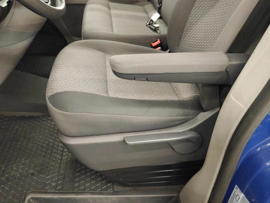 VOLKSWAGEN Caravelle 2012