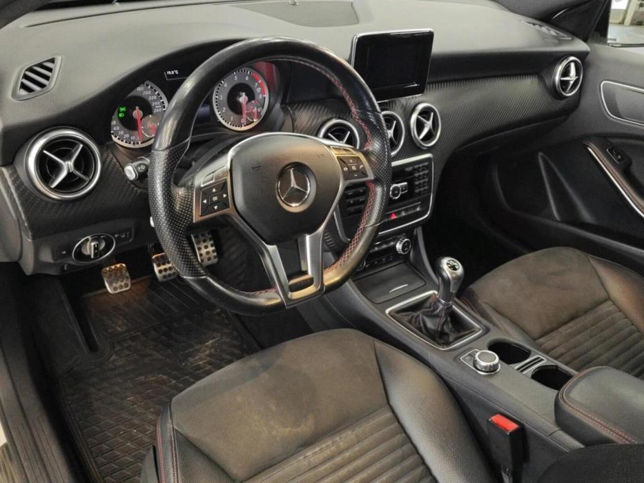 MERCEDES-BENZ A 2015