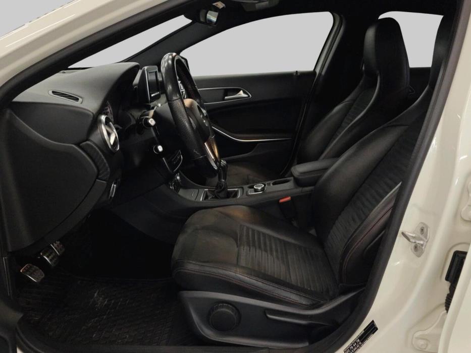 MERCEDES-BENZ A 2015