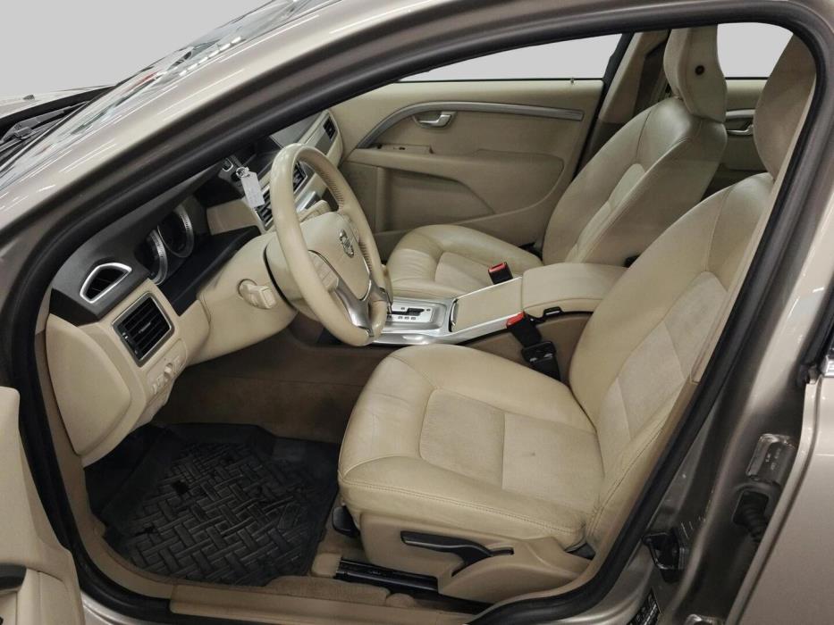 VOLVO V70 2011