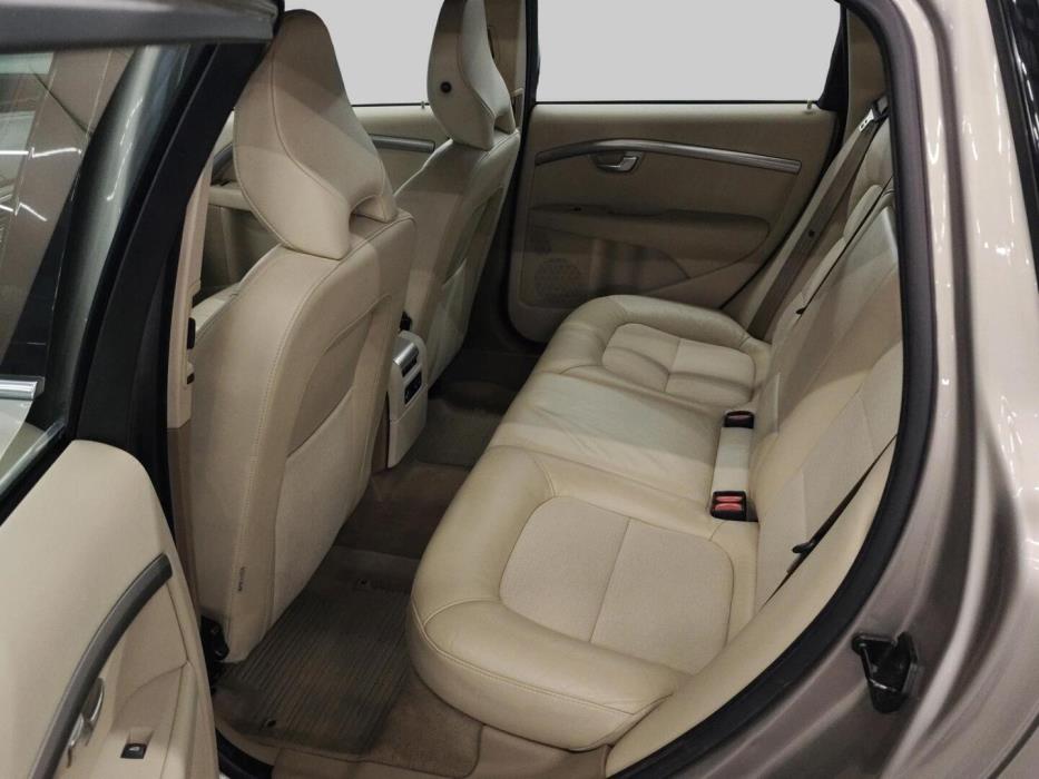 VOLVO V70 2011