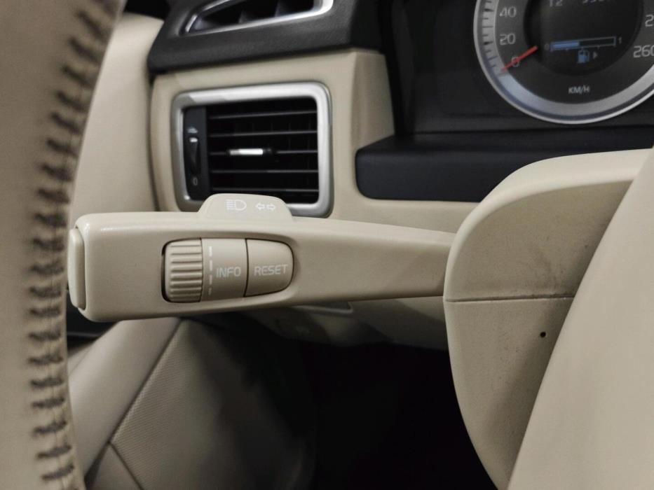 VOLVO V70 2011