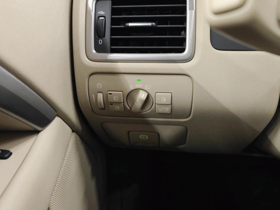 VOLVO V70 2011