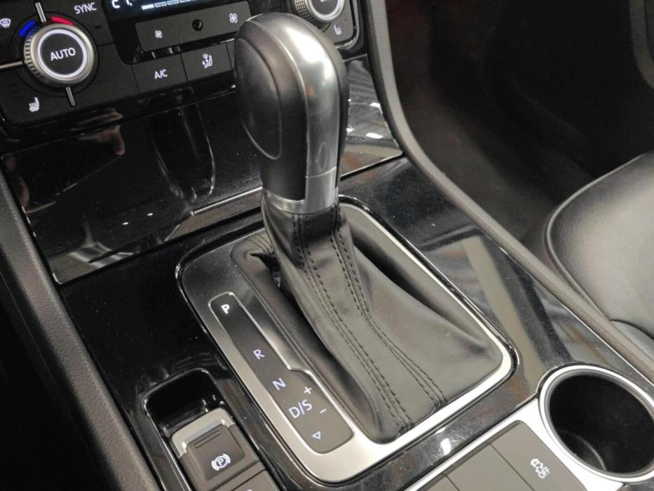 VOLKSWAGEN Touareg 2015