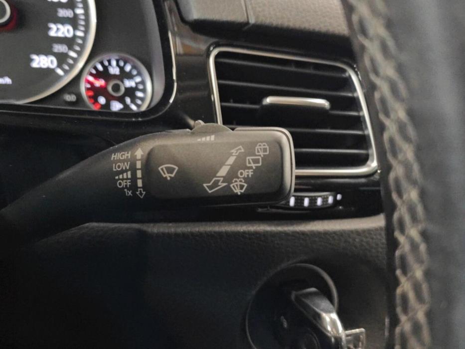 VOLKSWAGEN Touareg 2015