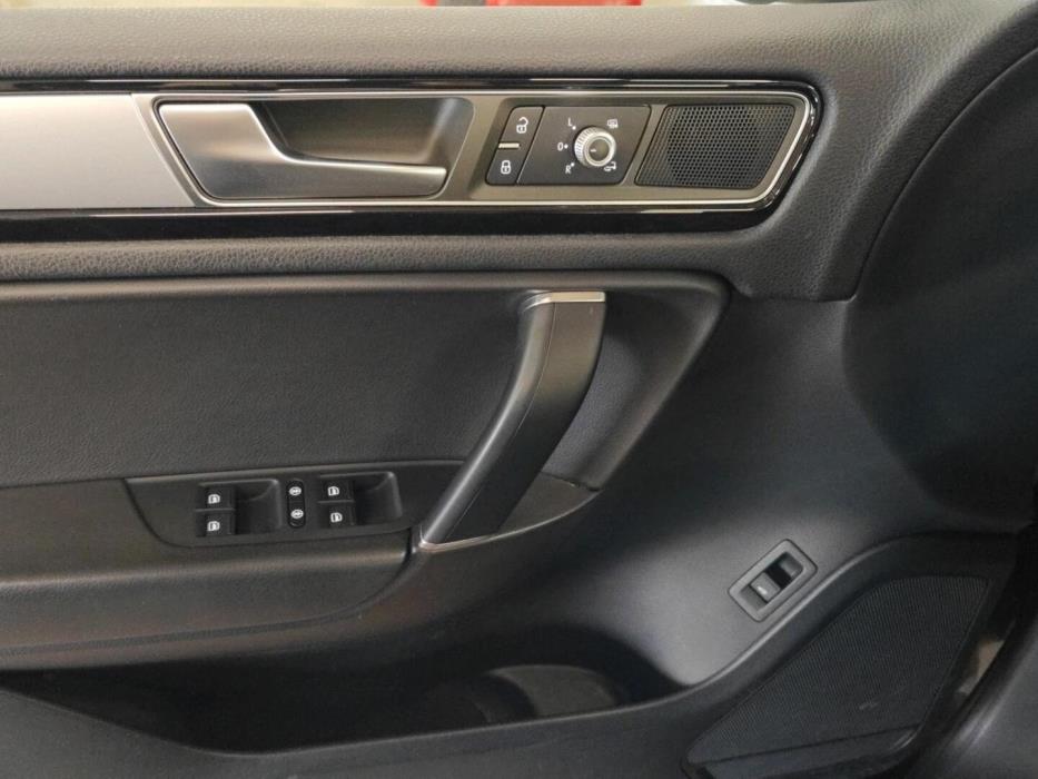 VOLKSWAGEN Touareg 2015