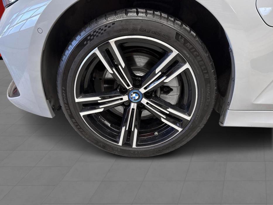 BMW 330 2024