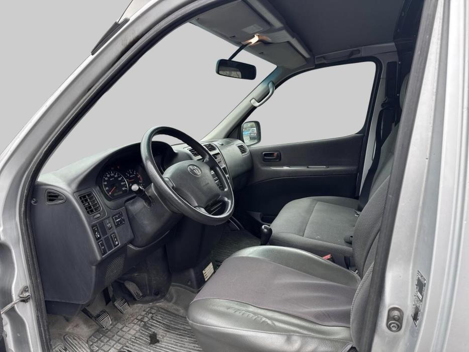 TOYOTA Hiace 2011