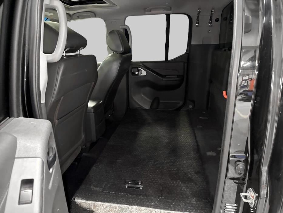 NISSAN Navara 2012
