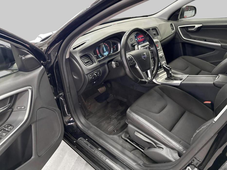 VOLVO V60 2015