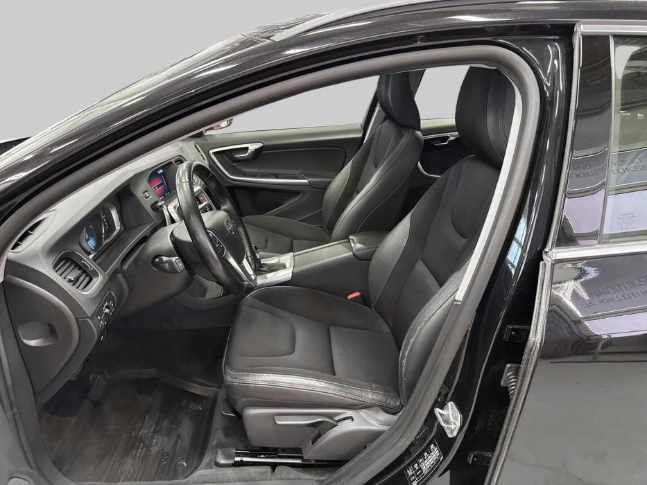 VOLVO V60 2015