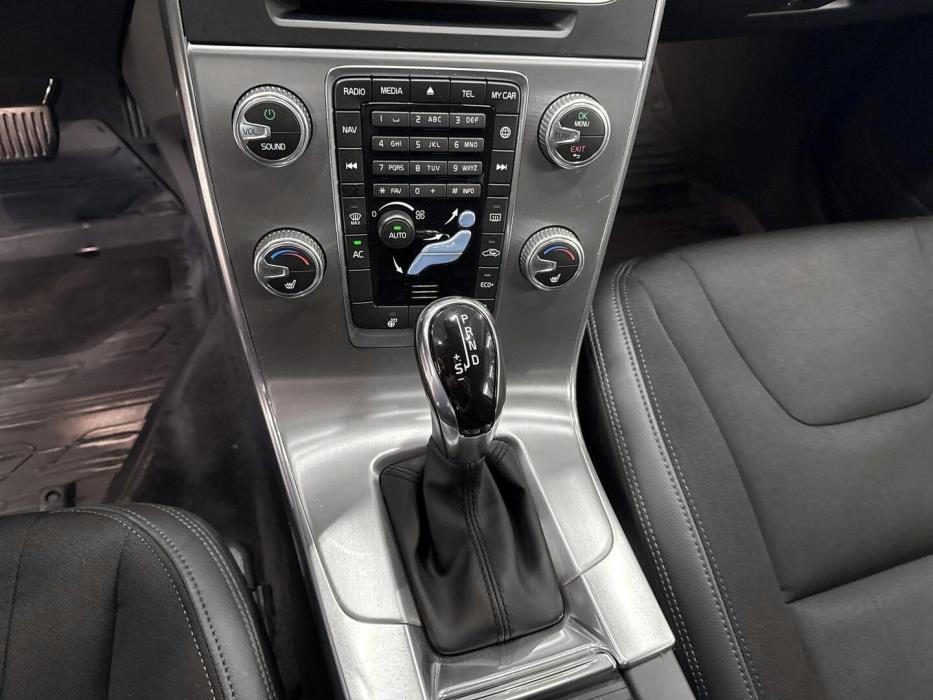 VOLVO V60 2015