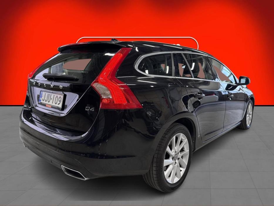VOLVO V60 2015