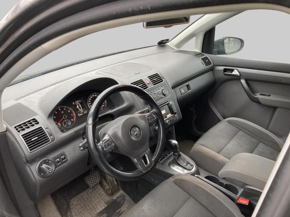 VOLKSWAGEN Touran 2011