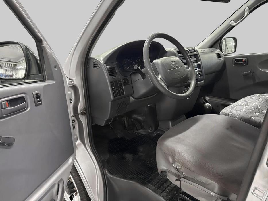 TOYOTA Hiace 2005