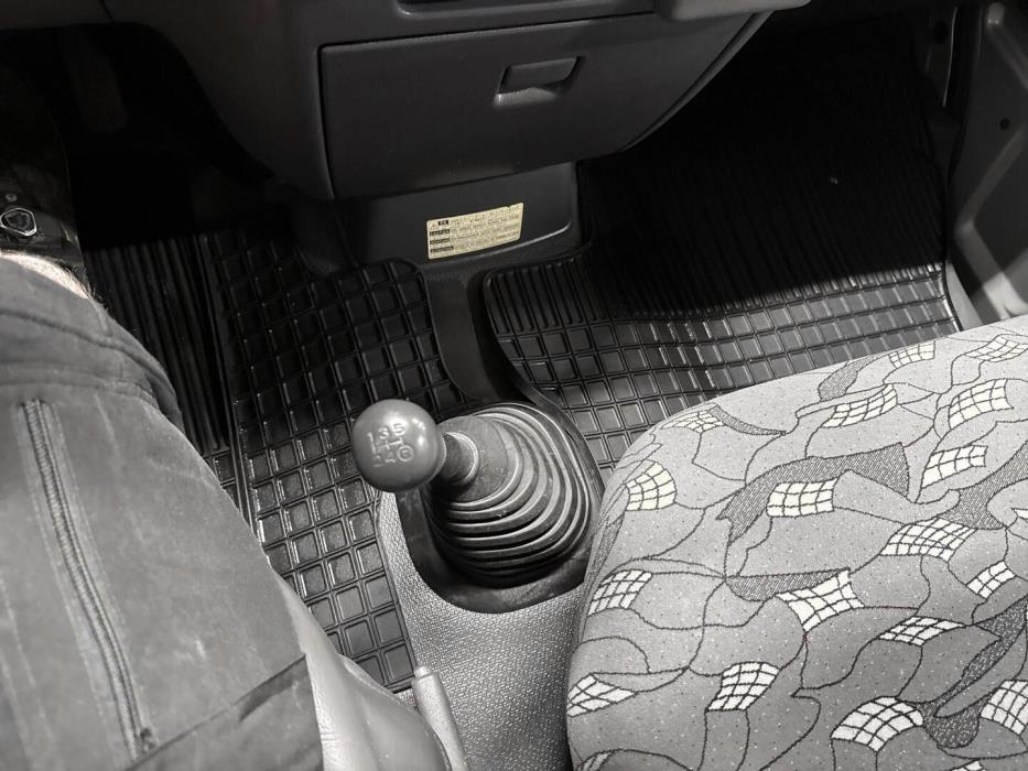 TOYOTA Hiace 2005
