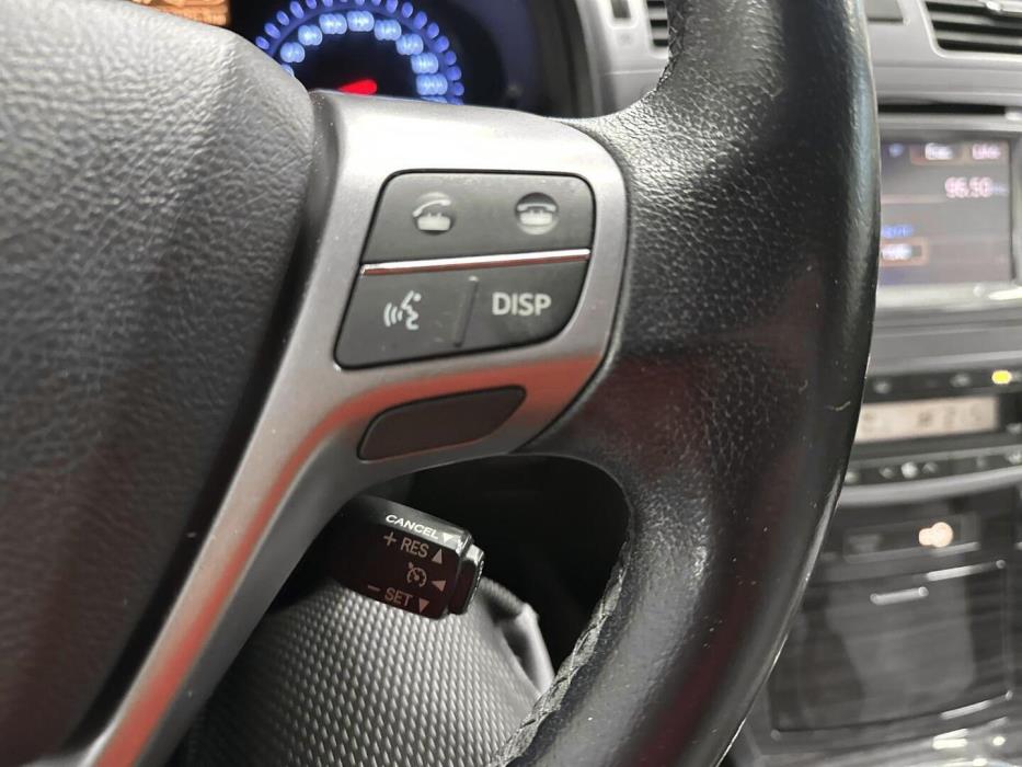 TOYOTA Avensis 2012