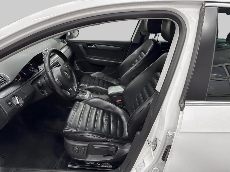 VOLKSWAGEN Passat 2012