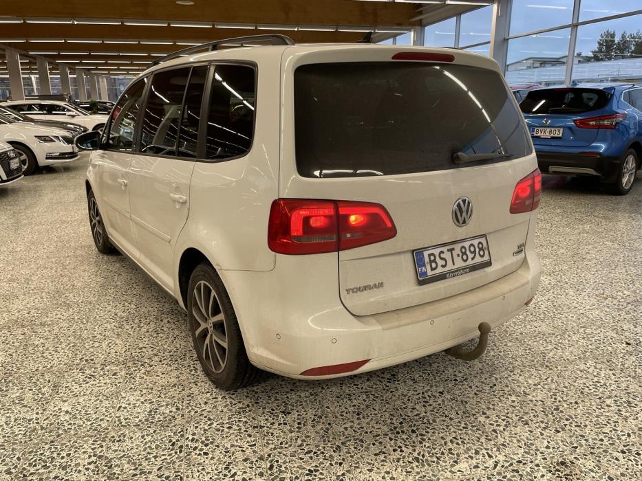 VOLKSWAGEN Touran 2015
