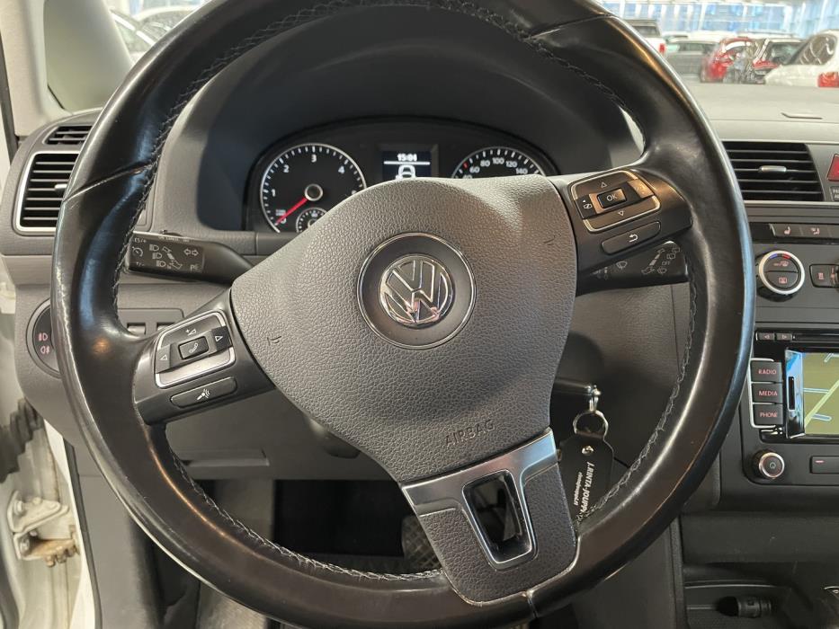 VOLKSWAGEN Touran 2015