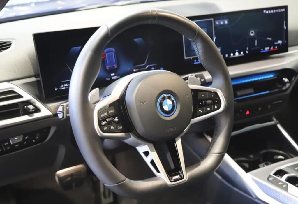BMW 330 2025