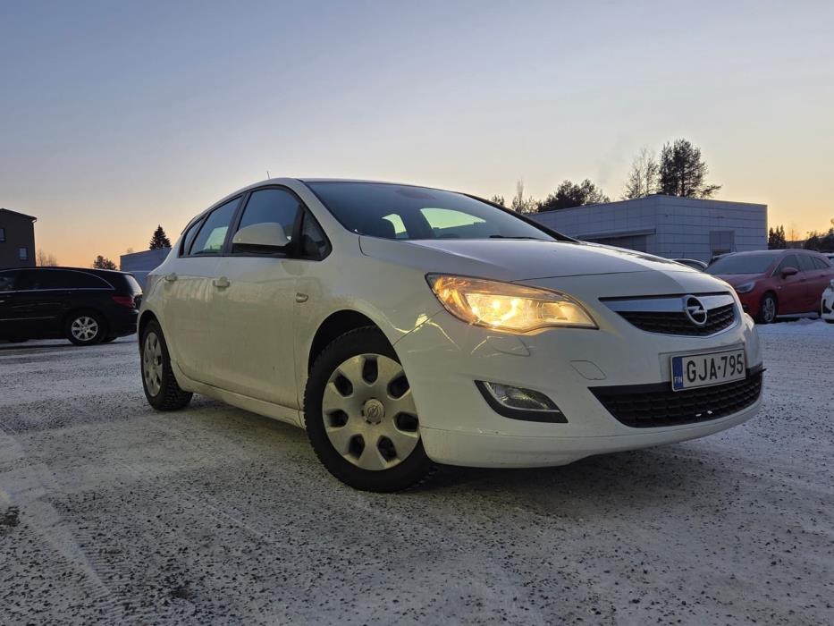 OPEL Astra 2011