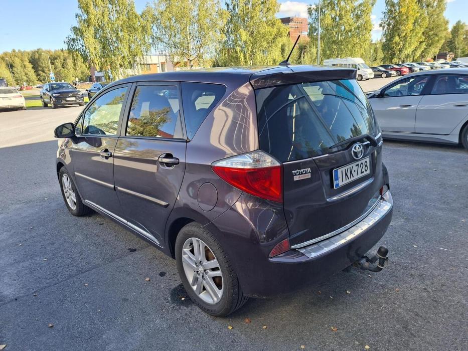 TOYOTA Verso-S 2011