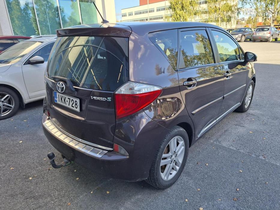 TOYOTA Verso-S 2011