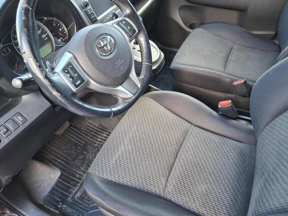 TOYOTA Verso-S 2011