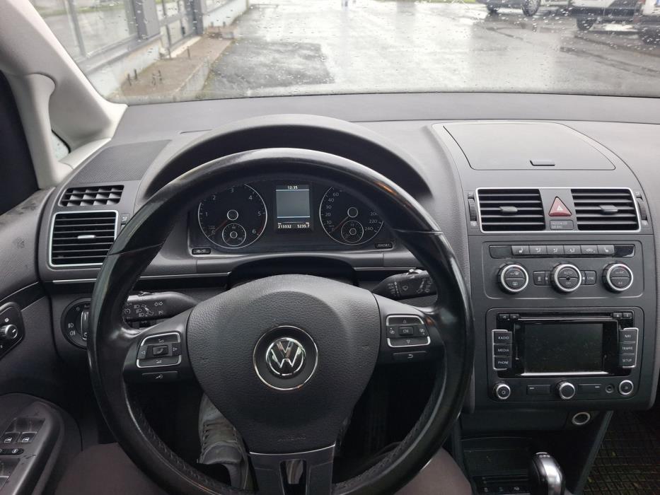 VOLKSWAGEN Touran 2013
