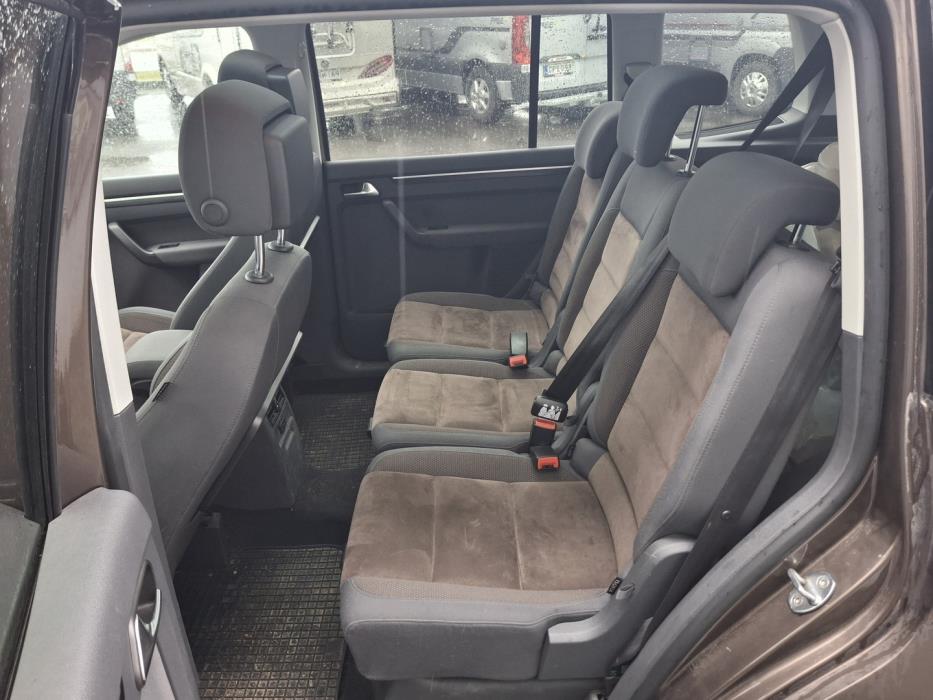 VOLKSWAGEN Touran 2013