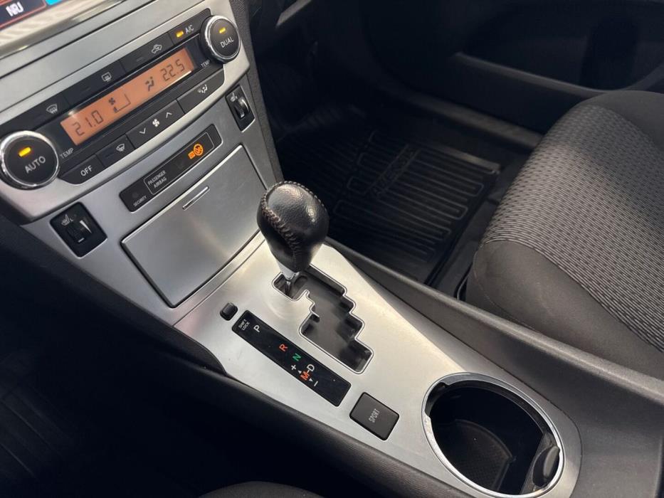 TOYOTA Avensis 2013