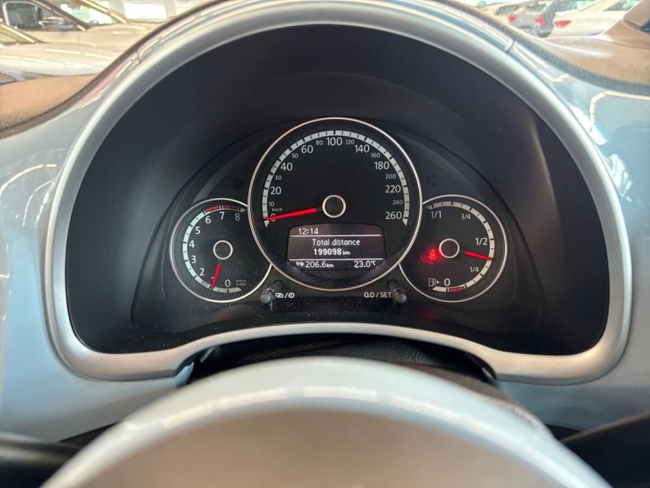 VOLKSWAGEN Beetle 2012
