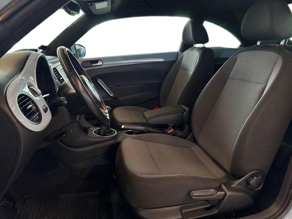 VOLKSWAGEN Beetle 2012