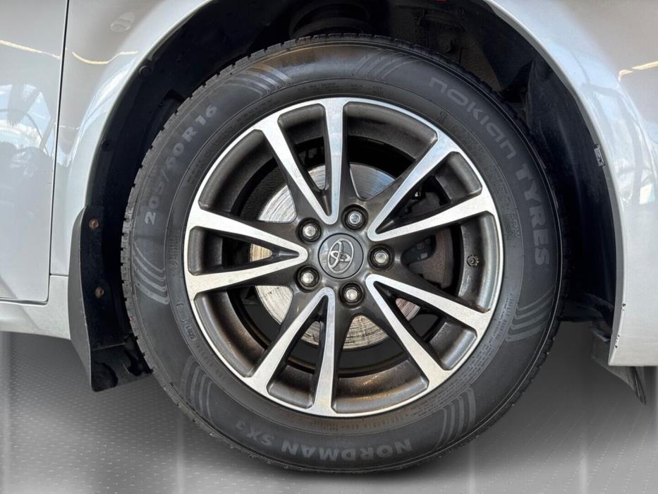 TOYOTA Avensis 2015