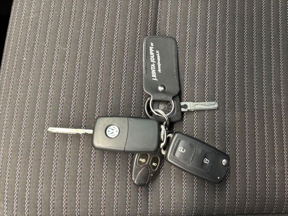 VOLKSWAGEN Amarok 2012