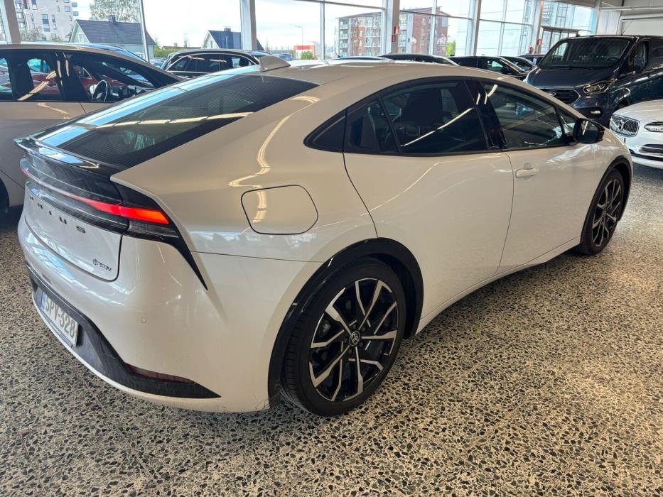 TOYOTA Prius Plug-in 2024