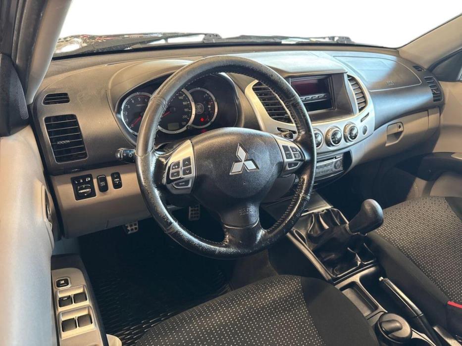 MITSUBISHI L200 2011