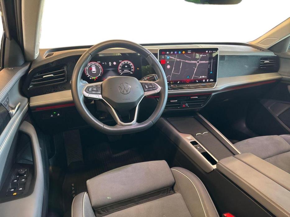 VOLKSWAGEN Passat 2024